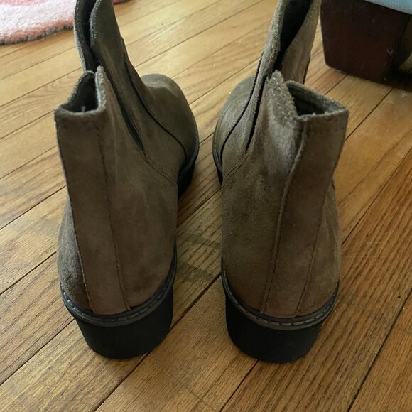 CLARKS Women's Dark Olive Ankle Zip Suede AIRABELL Wedge Booties Boots - Sz 10 - Picture 2 of 3